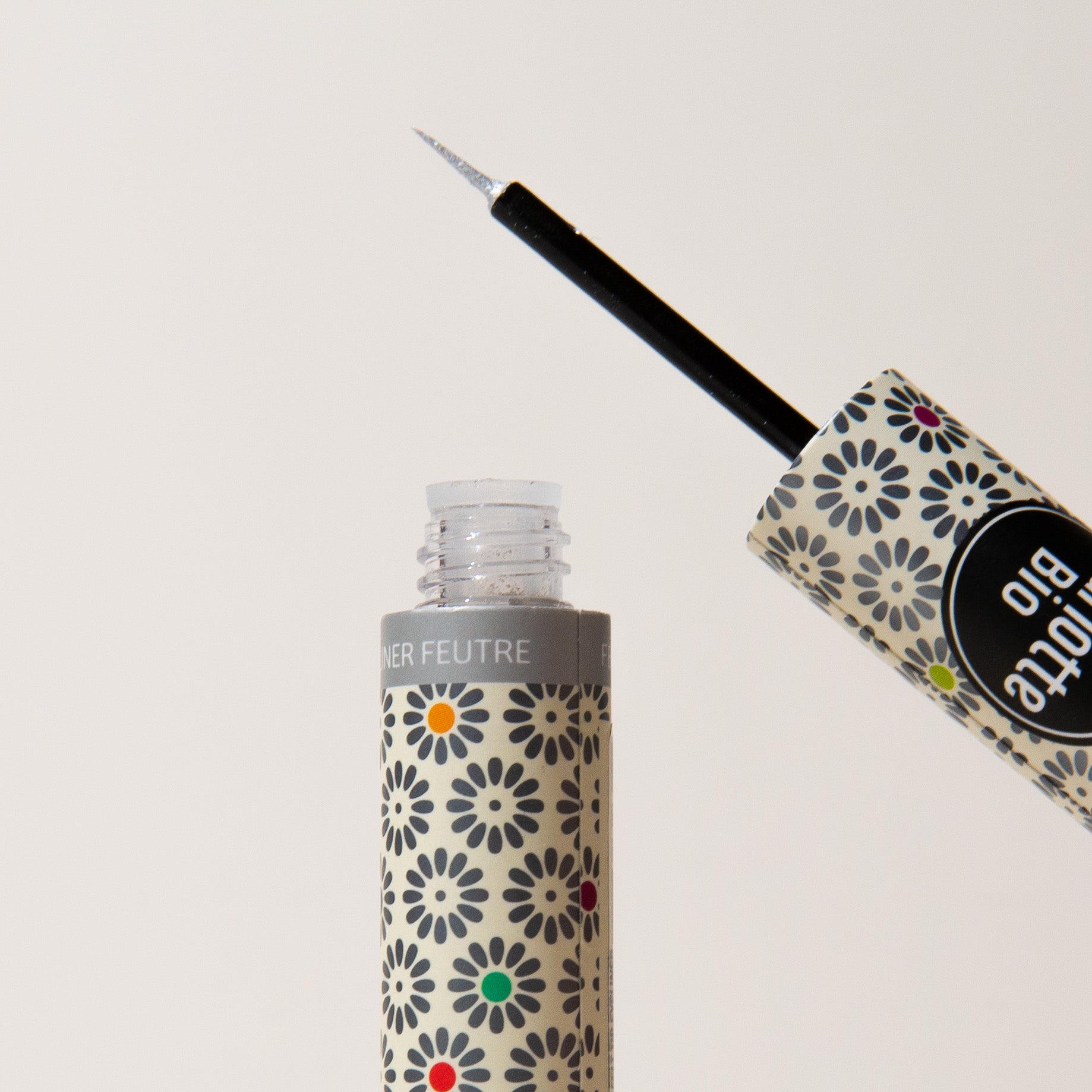 L’eyeliner pinceau pailleté BIO