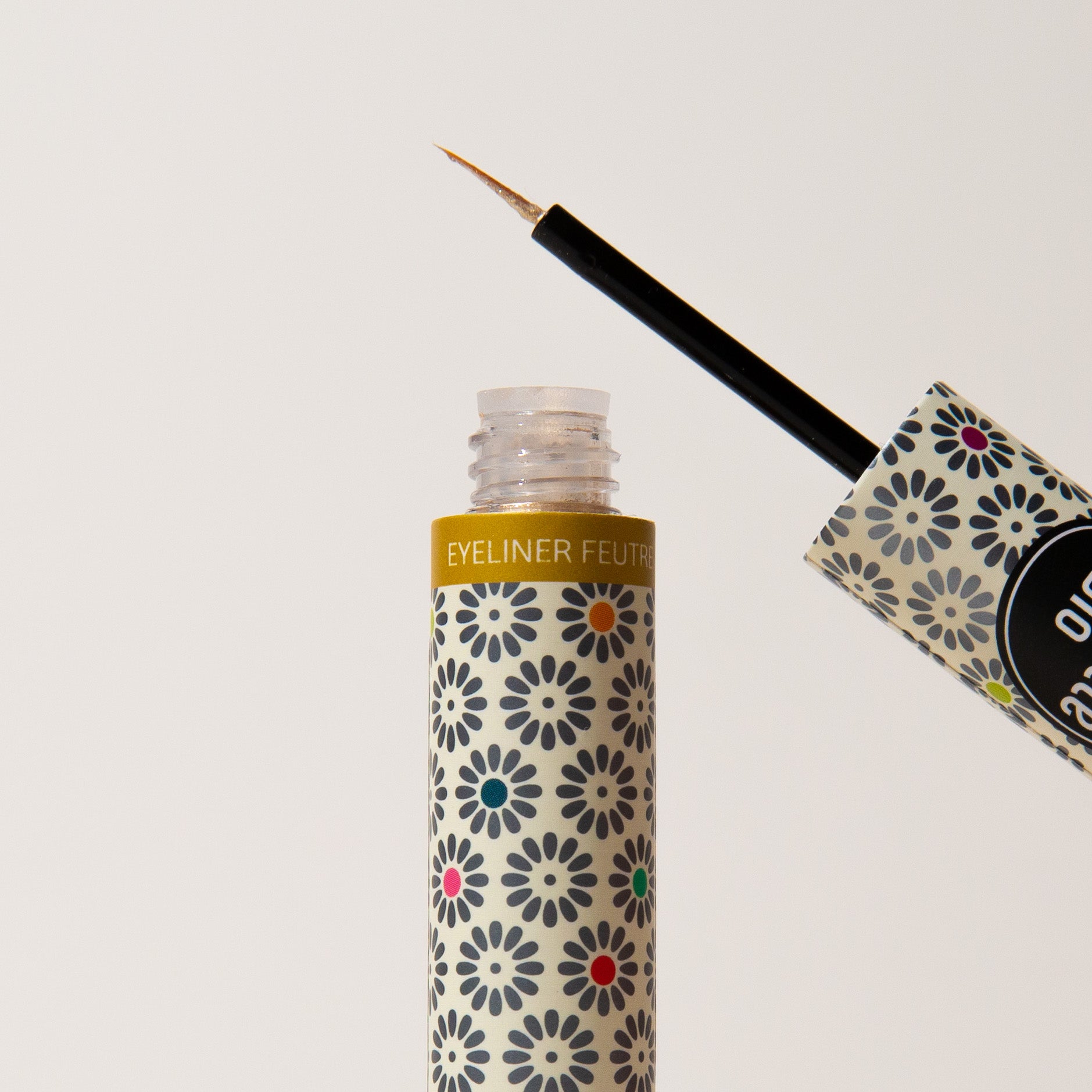 L’eyeliner pinceau pailleté BIO