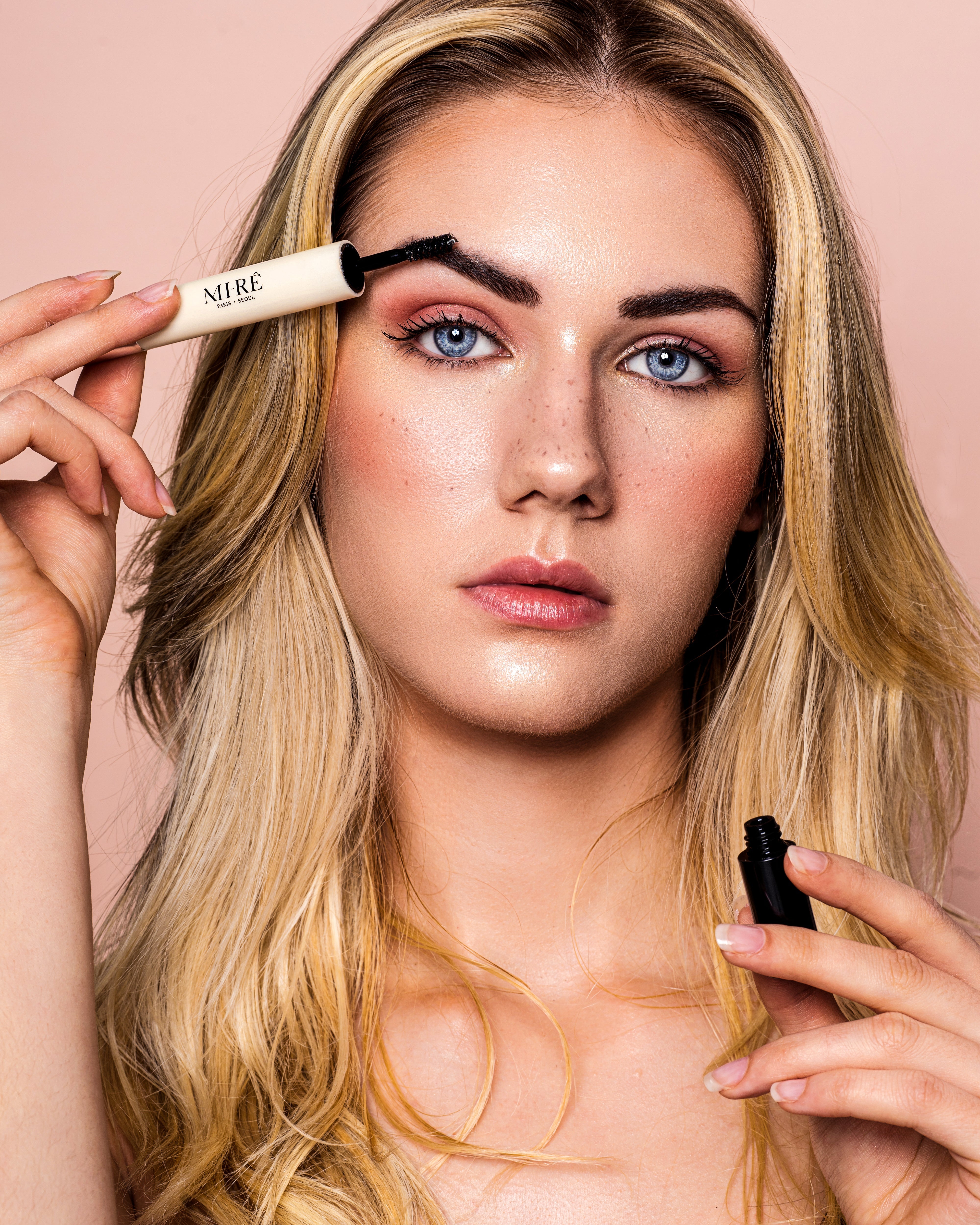 Modèle photo New Brow Plume Perfection MI-RÊ Cosmetics