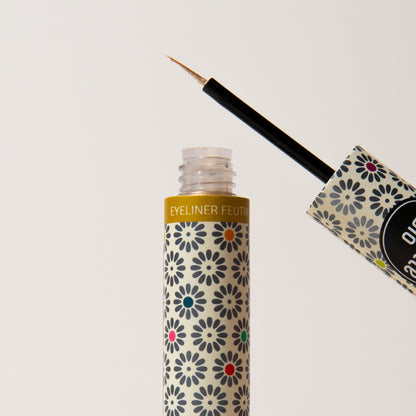 L’eyeliner pinceau pailleté BIO
