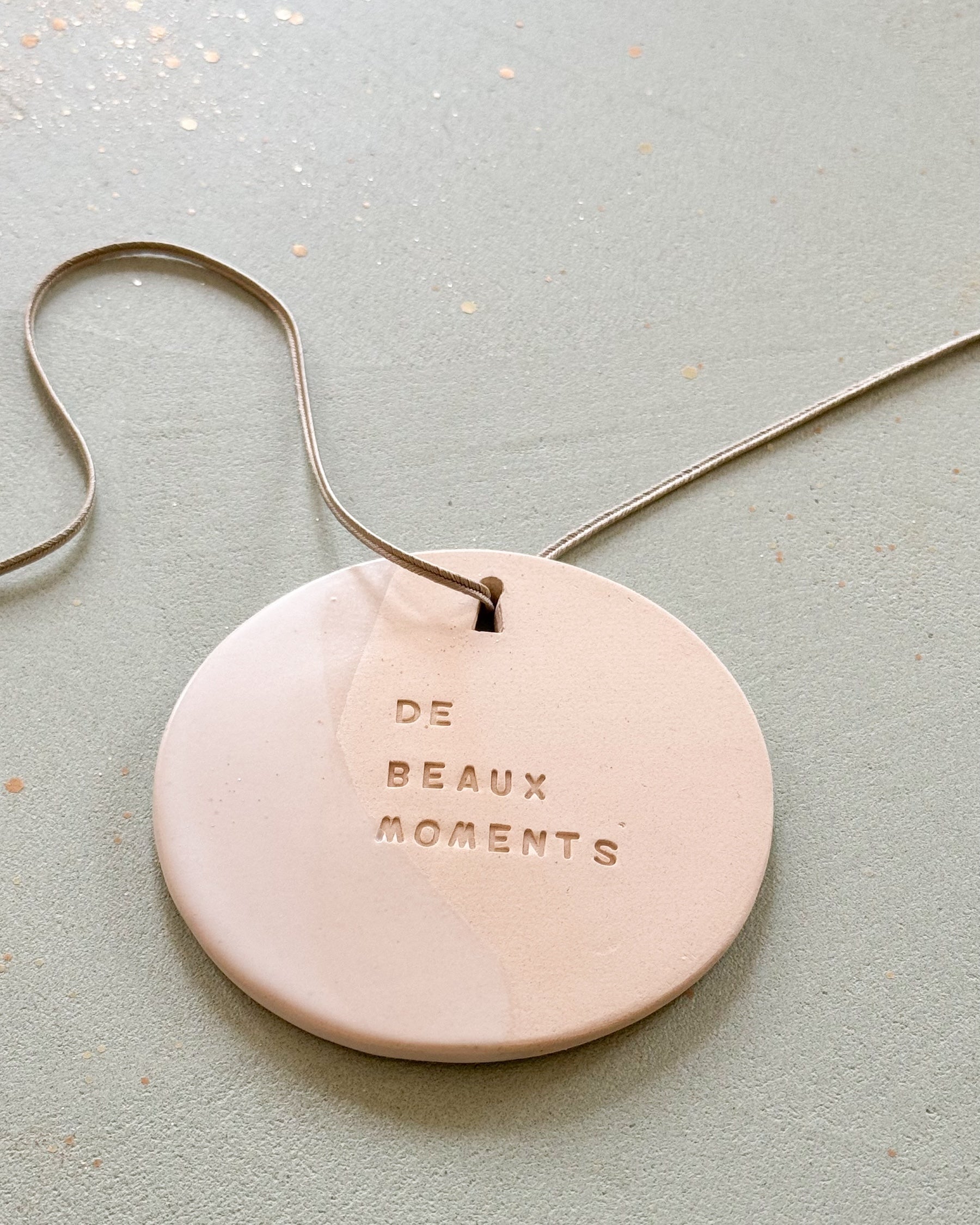 LES MANTRAS EN CÉRAMIQUE à parfumer, à poser ou suspendre.